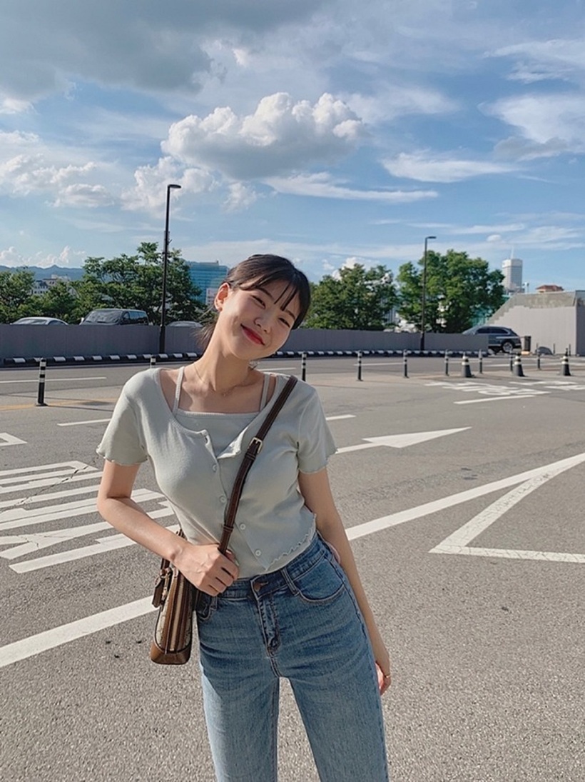 Cardigan phối với áo hai dây bên trong.