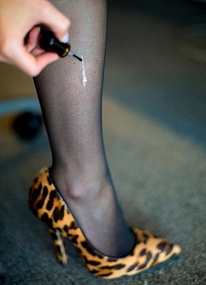 Một số loại miếng vá vải mỏng hoặc băng dán chuyên dụng có thể dùng để dán vào mặt trong quần tất, giúp giữ cố định vết rách.