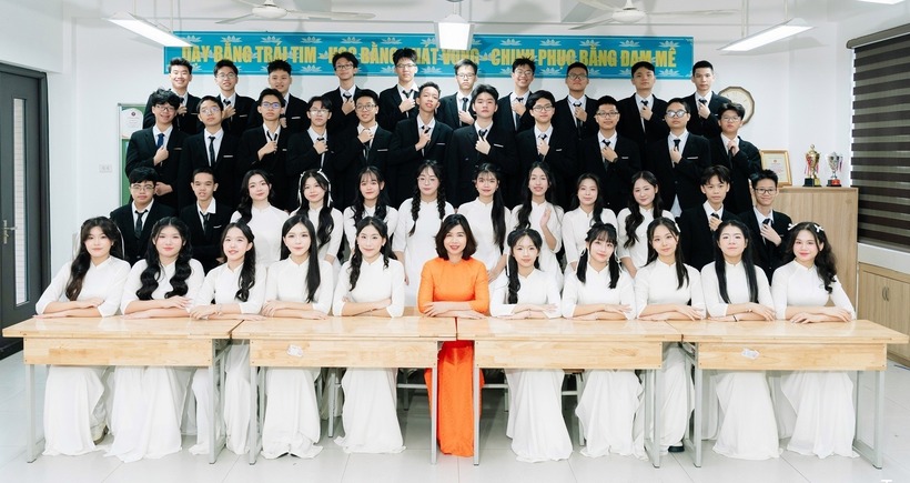 Hùng và Hải cùng tập thể lớp 9A7 của Trường THCS Cầu Giấy, Hà Nội. Ảnh: VietNamnet