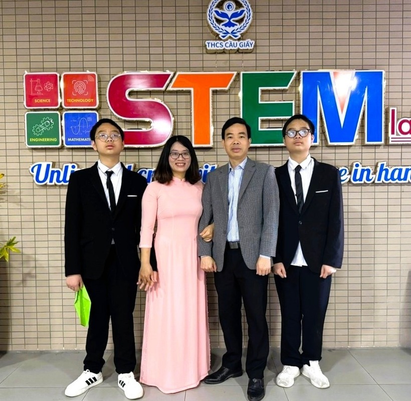 Hai anh em Hùng - Hải bên bố mẹ. Ảnh: Dân trí