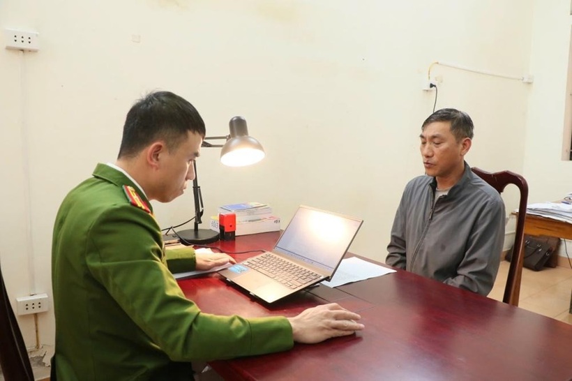 Lực lượng Công an làm việc với Phạm Văn Hùng. Ảnh: Công an tỉnh Hà Tĩnh