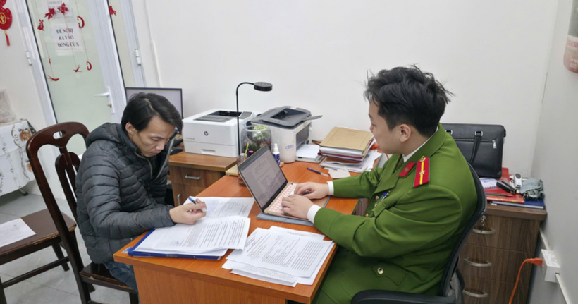 Công an phường Phú Diễn làm việc với đối tượng Đỗ Đình Vui. (Ảnh: Trường Văn)