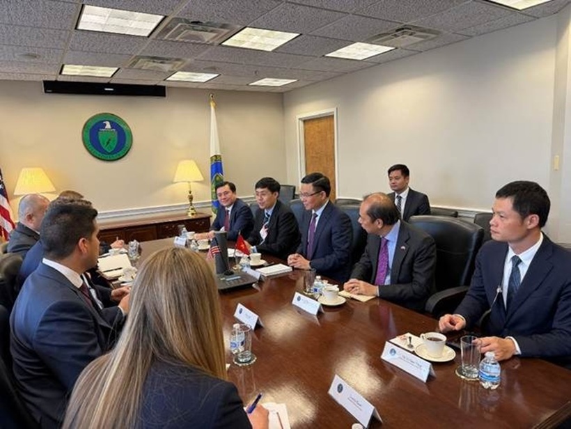 Quyền Bộ trưởng Lê Mạnh Hùng làm việc với Thứ trưởng Năng lượng Hoa Kỳ James Danly