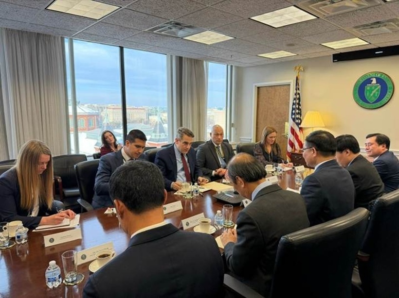 Quang cảnh cuộc làm việc giữa Quyền Bộ trưởng Lê Mạnh Hùng và Thứ trưởng Năng lượng James Danly