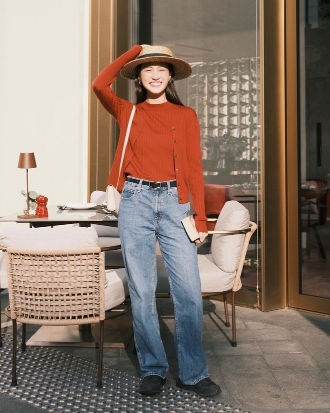 Set áo dệt kim + áo len đồng bộ được nhiều cô nàng yêu thích vì vừa dễ mặc lại thú vị.