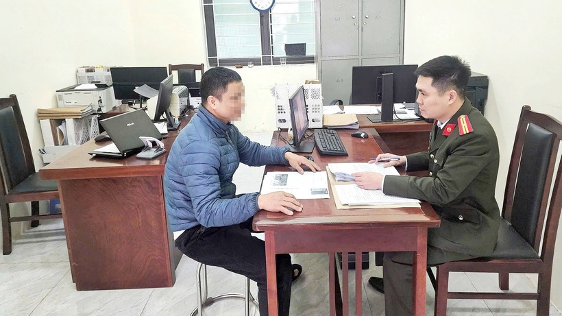 Lực lượng chức năng làm việc với ông H. Ảnh: Báo Hưng Yên.