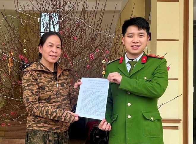 Người phụ nữ nhận lại số tiền chuyển nhầm đã có thư cảm ơn lực lượng Công an. (Ảnh: Công an TP.Hải Phòng)