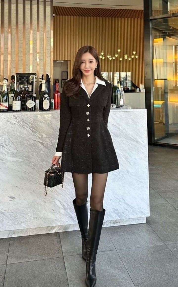 Quần tất đen kết hợp với váy ngắn giúp đôi chân trông thon gọn và dài hơn.