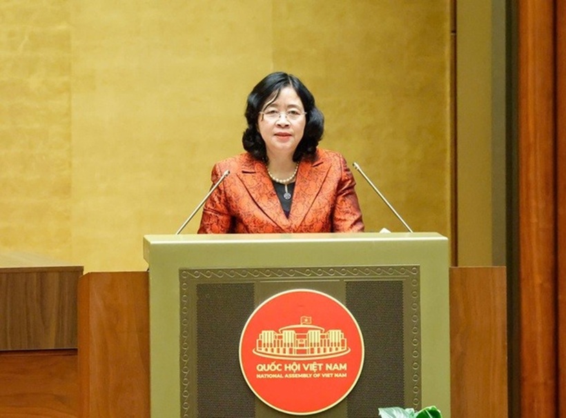 Bà Bùi Thị Minh Hoài, Ủy viên Bộ Chính trị, Bí thư Trung ương Đảng, Bí thư Đảng ủy MTTQ, các đoàn thể Trung ương, Chủ tịch Ủy ban Trung ương MTTQ Việt Nam trình bày chuyên đề tại Hội nghị.