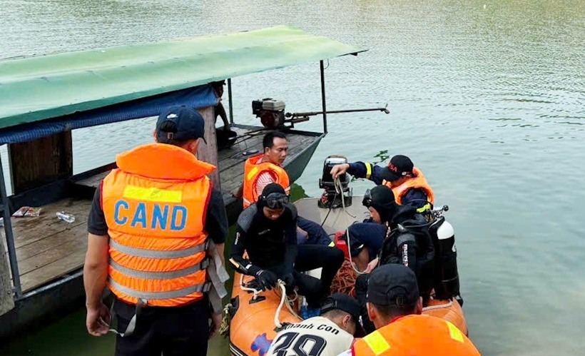 Lực lượng chức năng tìm kiếm nạn nhân trên hồ Đạ Sị. (Ảnh: Dân trí)
