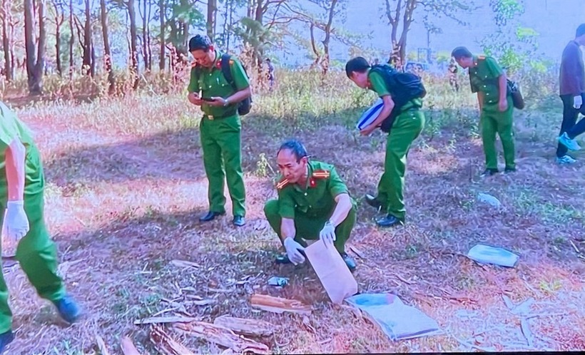 Lực lượng Công an rà soát hiện trường, truy tìm vật chứng. Ảnh: Giáo dục & Thời đại