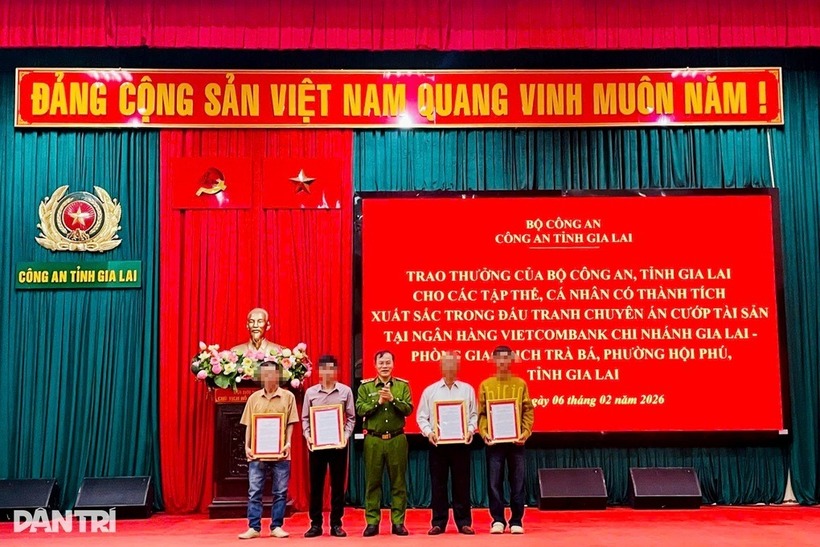 Bộ Công an khen thưởng những người dân cung cấp thông tin, hỗ trợ công tác phá vụ cướp ngân hàng ở Gia Lai. Ảnh: Dân trí