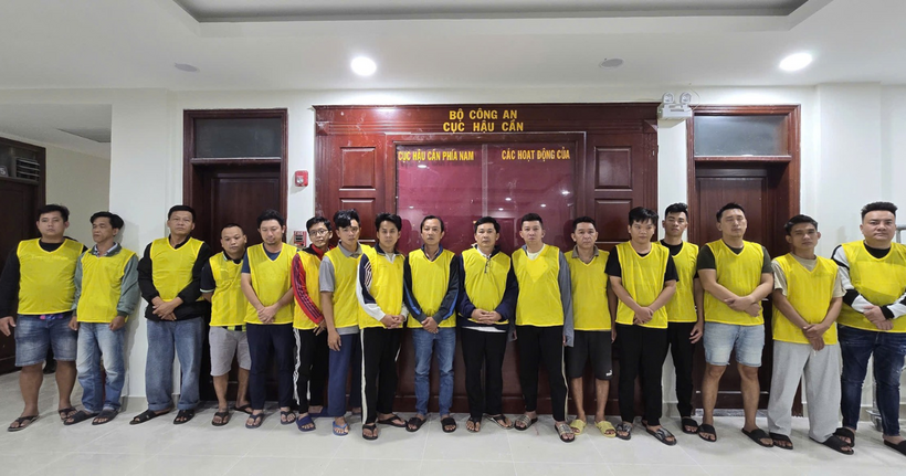 Các đối tượng tại cơ quan công an.