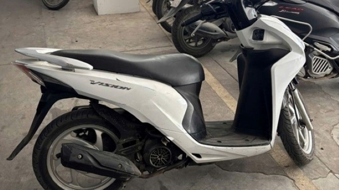 Chiếc xe máy nhãn hiệu Honda Vision các đối tượng cướp được lúc rạng sáng. Ảnh: Lao động