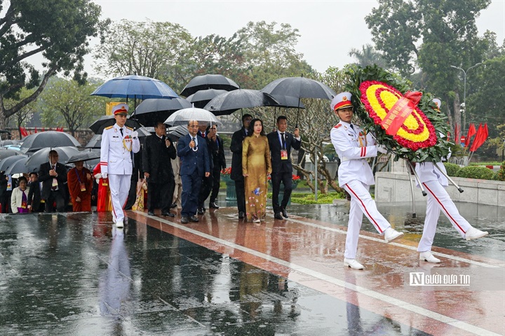 Đoàn kiều bào tiêu biểu đặt vòng hoa tại Đài tưởng niệm các Anh hùng liệt sĩ trên đường Bắc Sơn, Hà Nội.