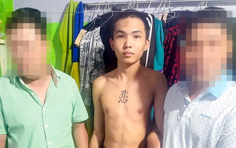 Nguyễn Châu Thanh có hình xăm lạ giữa ngực, bị Công an tỉnh An Giang bắt giữ khi đang lẩn trốn tại TP.HCM. (Ảnh: PLO)