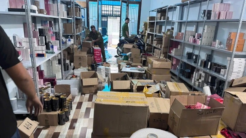 Công an kiểm tra các địa điểm kinh doanh, buôn bán hàng giả. (Ảnh: Công an TP.HCM)