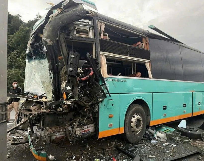 Vụ tai nạn liên hoàn khiến phần đầu xe khách vỡ vụn. Ảnh: Báo Thanh niên.