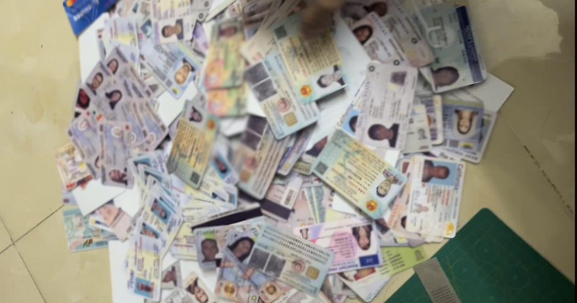 Các đối tượng làm giả giấy tờ tùy thân của nhiều người dân tại Việt Nam và các nước trên thế giới. ( Ảnh: Công an Tuyên Quang)