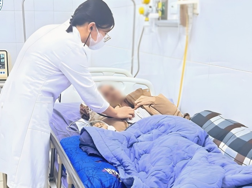 Bác sĩ thăm khám cho nam bệnh nhân nhiễm vi khuẩn “ăn thịt người”. Ảnh: Người Lao Động.