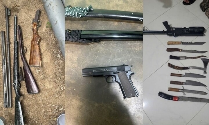 Một số khẩu súng nghi là vũ khí quân dụng và hung khí kiếm, dao, rìu thu giữ được tại nơi ở của Lê Trung Huy. Ảnh: Báo Lâm Đồng