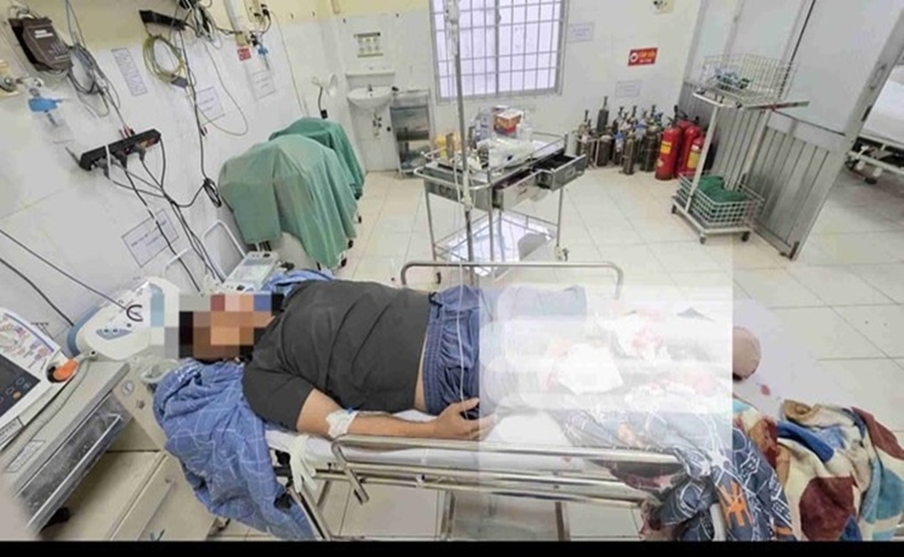 Một tài xế mắc kẹt trong cabin, bị đa chấn thương nặng và đang được theo dõi sức khỏe. (Ảnh: Lao động)