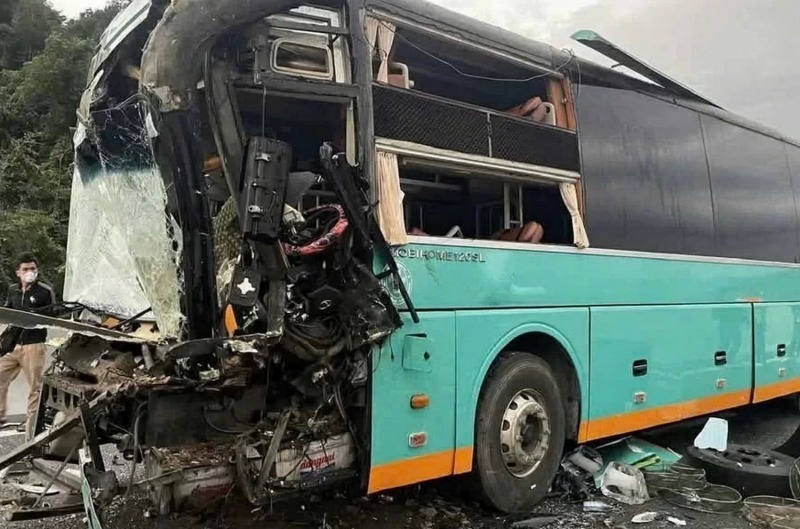 Tài xế xe khách mắc kẹt ở ca bin trong tình trạng bị thương nặng được giải cứu đưa đi bệnh viện. (Ảnh: Công an nhân dân)