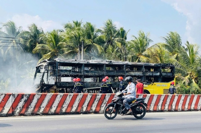 Ôtô bị lửa thiêu rụi trơ khung. Ảnh: VnExpress