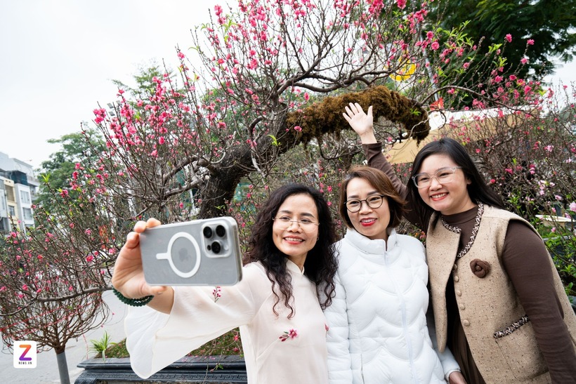 Chị Vũ Thị Nhung (43 tuổi, Thanh Xuân) cho biết chị không khỏi bất ngờ khi bắt gặp cây đào có dáng nghiêng lạ mắt giữa chợ hoa. “Ban đầu, tôi chỉ thấy cây đẹp và khác biệt nên dừng lại ngắm, đến khi nghe nói giá cho thuê lên tới 100 triệu đồng thì càng thấy ấn tượng, phải chụp lại vài tấm làm kỷ niệm ngày Tết”, chị Nhung nói.