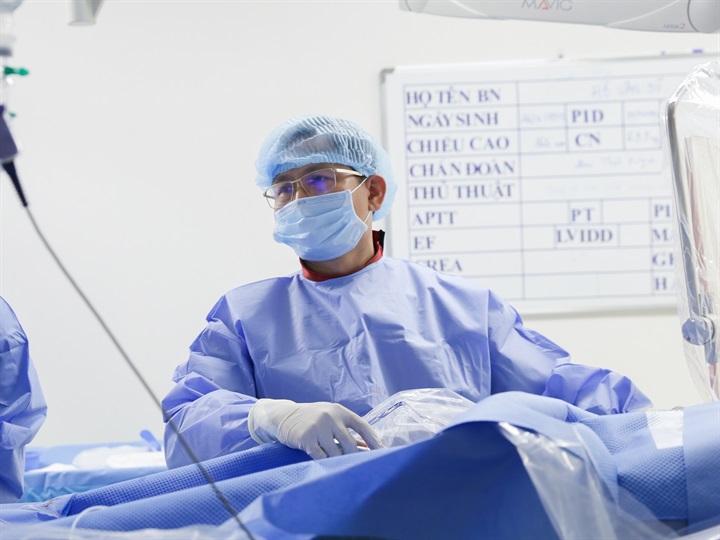 Bác sĩ Thụy đang tiến hành can thiệp cho bệnh nhân.