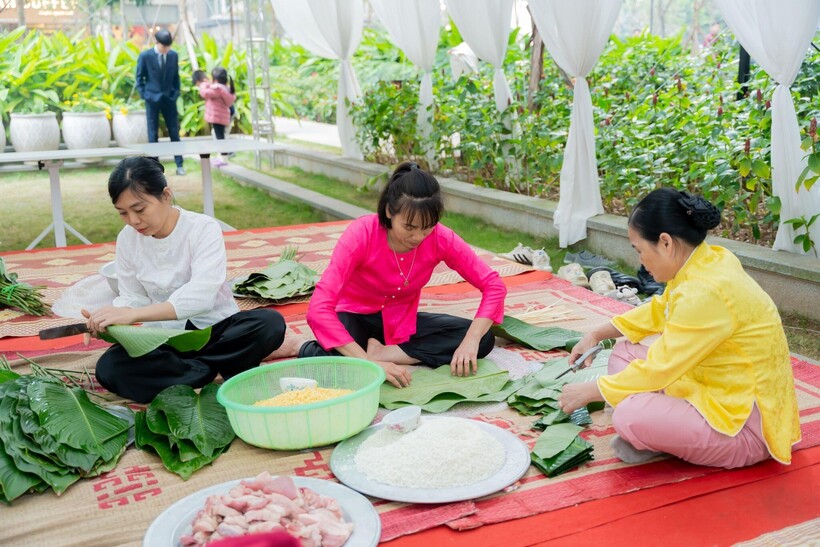 Hoạt động gói bánh chưng quen thuộc mỗi dịp Tết đến Xuân về tại các khu dân cư của cộng đồng “Nhà tôi ở Masterise”