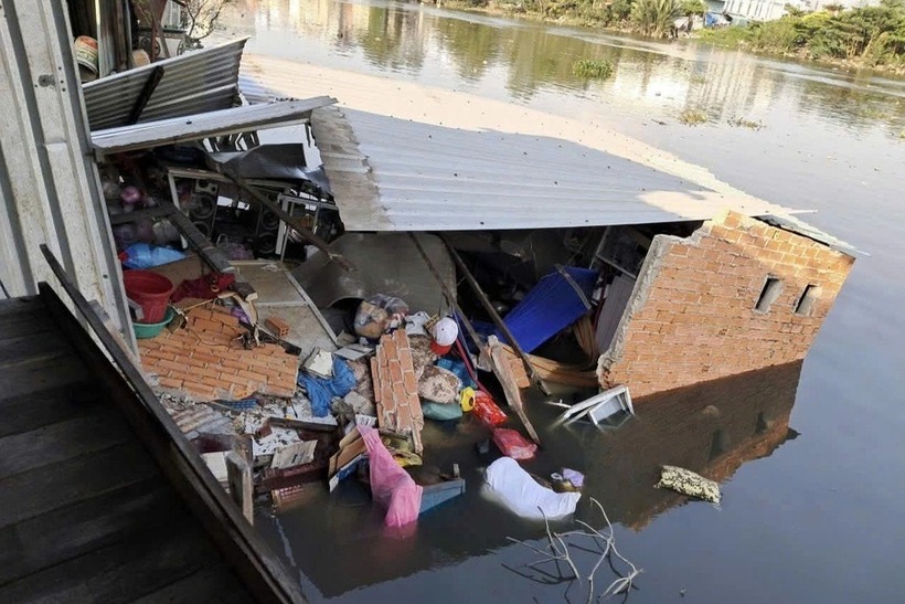 Căn nhà ven sông ở phường Chánh Hưng bị đổ sập trong chiều 8/2. (Ảnh: PC07)