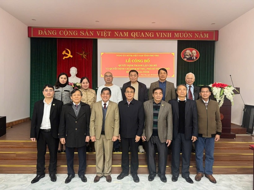Thường vụ Hội Luật gia tỉnh Phú Thọ dự và chụp ảnh lưu niệm với đại diện Đảng viên Chi bộ Hội Luật gia tỉnh Phú Thọ.