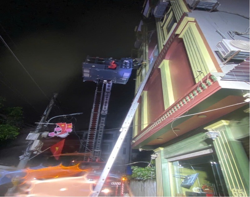 Lực lượng Cảnh sát PCCC & CNCH sử dụng xe thang, thang 3 tiếp cận từ trên cao, phá vỡ cấu kiện để tổ chức cứu người. (Ảnh: CAND)