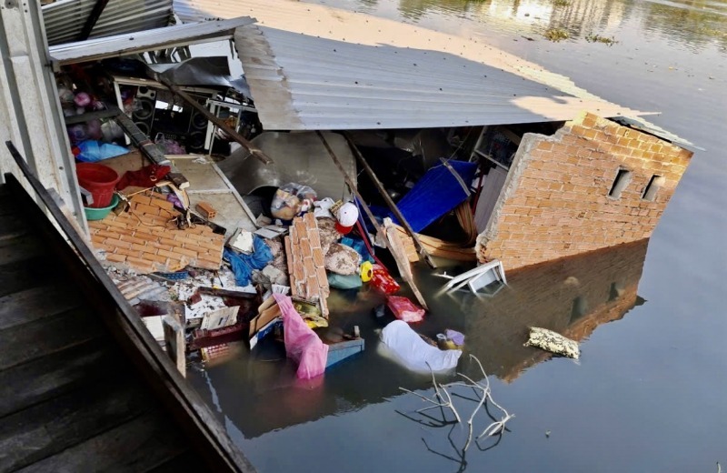 Vụ sập 2 căn nhà khiến nhiều tài sản rơi xuống kênh. (Ảnh: Phòng PC07 Công an TP.HCM)