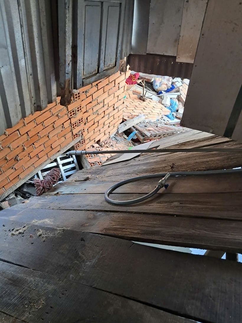 Tường gạch bị đổ sập. (Ảnh: Phòng PC07 Công an TP.HCM)