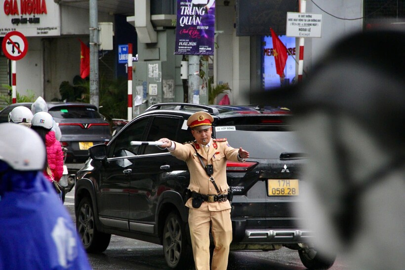 CSGT điều tiết giao thông trên tuyến Láng, sáng 9/2.