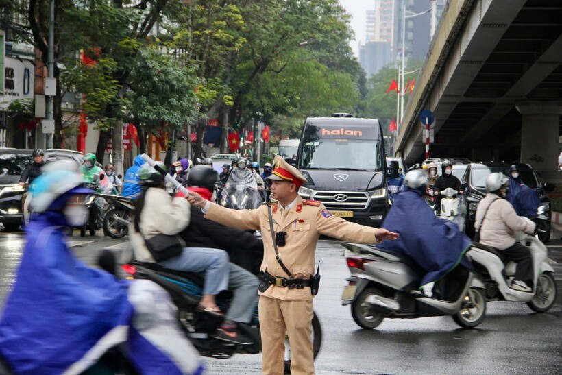 CSGT, Công an cơ sở căng mình phân luồng, phòng ngừa ùn tắc tại các nút giao thông.