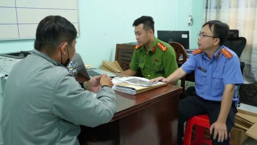 Lương Văn Quốc làm việc với cơ quan chức năng. Ảnh: PLO.