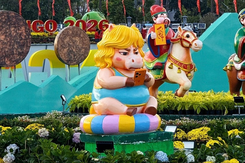 Hình ảnh linh vật ngựa cầm iPhone 17 Pro Max nhanh chóng lan truyền, thu hút hàng nghìn lượt chia sẻ và bình luận. Ảnh: Người lao động