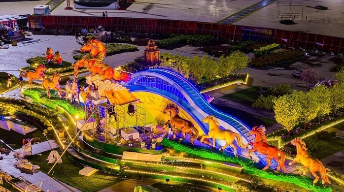 Đơn vị thi công hiện vẫn đang hoàn thiện các hạng mục cuối để chiều tối 9/2 chính thức khánh thành cụm linh vật Xuân Bính Ngọ 2026 tại Quảng trường Nguyễn Tất Thành.