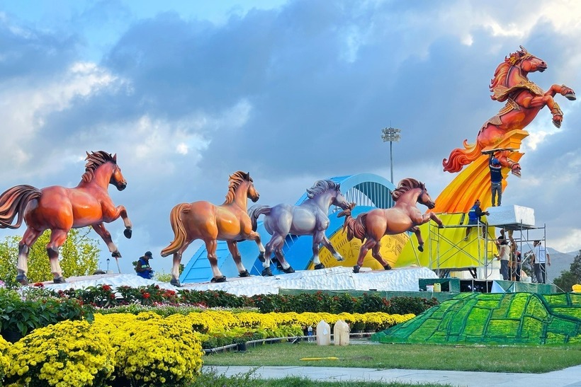 Ngắm linh vật ngựa mặt "cọc" cầm iPhone 17 Pro Max gây "sốt" mạng xã hội - 5