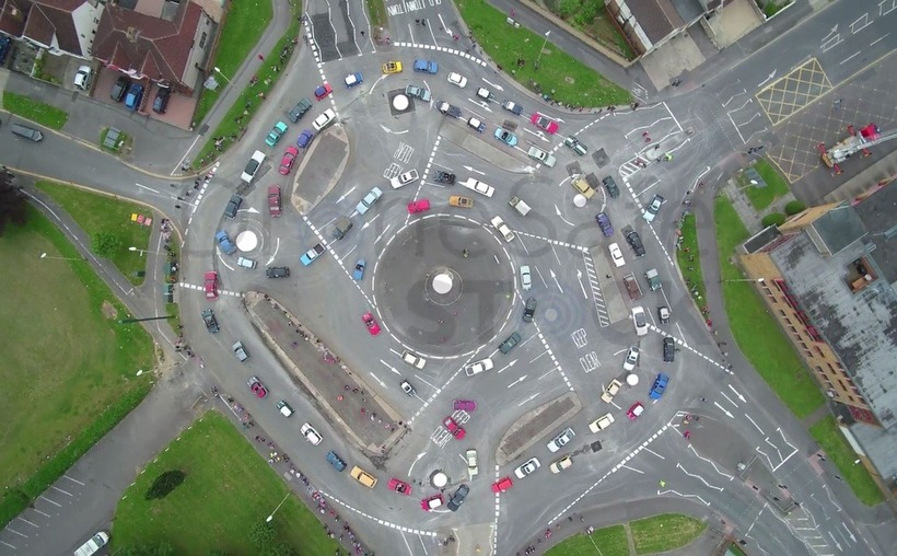 Tại vòng xuyến, xe đi bên trái được ưu tiên đi trước. (Ảnh minh họa: Dân trí)