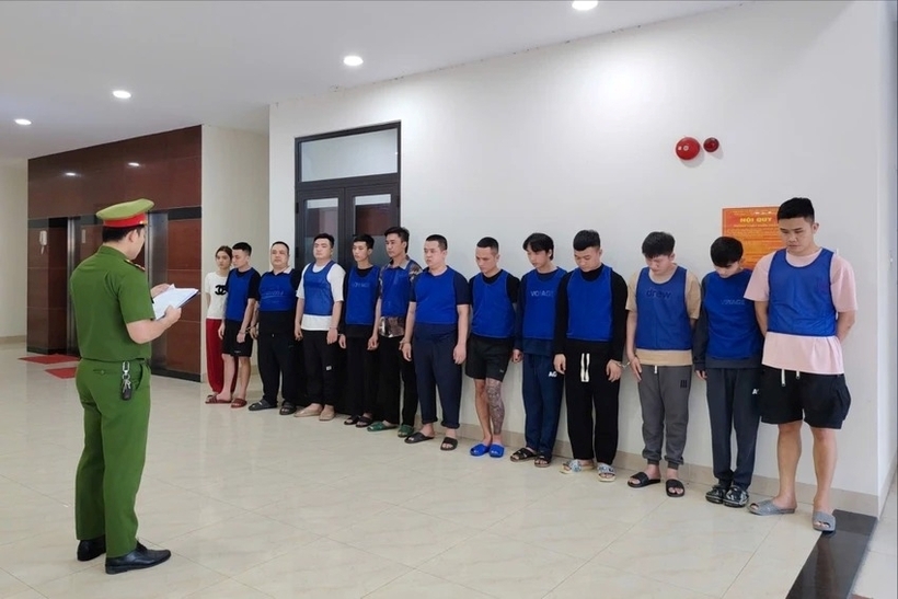Công an bắt 13 người lừa đảo khi vừa nhập cảnh từ Campuchia vào Việt Nam. Ảnh: Pháp luật TP.HCM