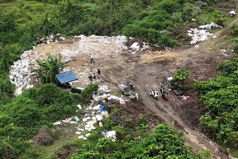 Bãi đổ chất thải xây dựng trái phép. Ảnh: Dân trí