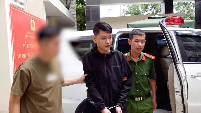 Lực lượng Công an dẫn giải đối tượng Trần Thanh Tâm về Khánh Hòa. Ảnh: Công an Khánh Hòa