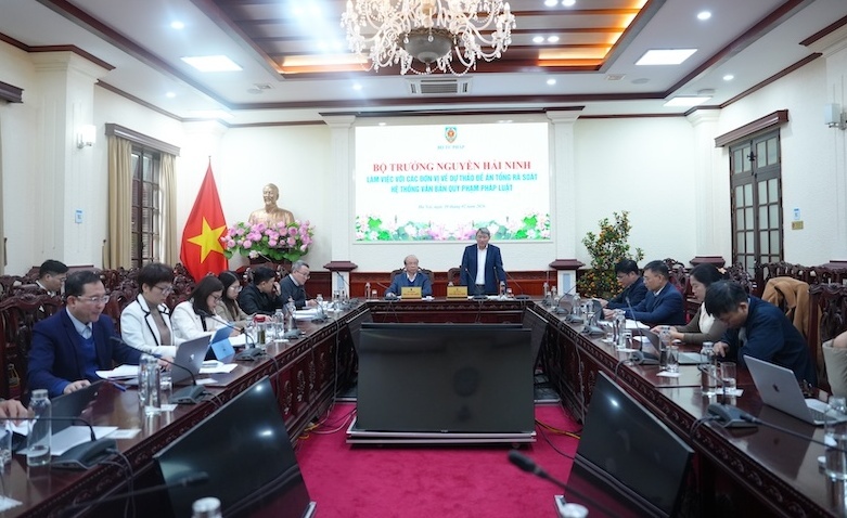 Bộ trưởng Bộ Tư pháp Nguyễn Hải Ninh làm việc với các đơn vị về dự thảo Đề án Tổng rà soát hệ thống văn bản quy phạm pháp luật (VBQPPL). Thứ trưởng Bộ Tư pháp Phan Chí Hiếu cùng dự. (Ảnh: Bộ Tư pháp)