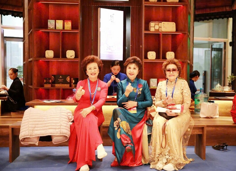 Bà con kiều bào thưởng thức trà xuân quê hương - thương hiệu Đôi Dép