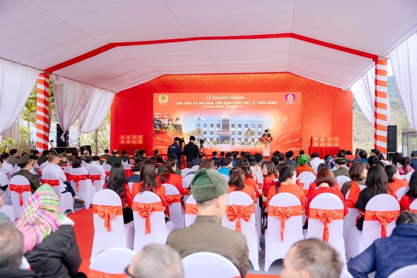 Toàn cảnh lễ khánh thành tòa nhà khám chữa bệnh Trung tâm Y tế Tương Dương. Ảnh: Ánh Dương