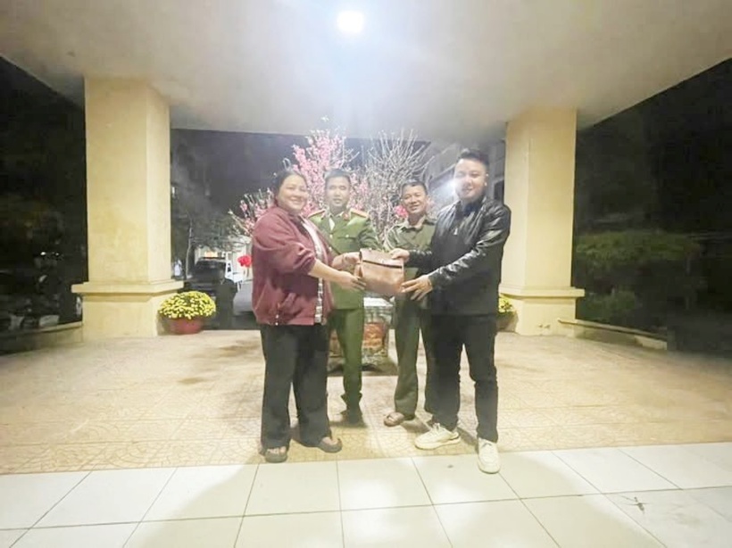 Công an xã Lương Tài phối hợp với anh Bình trả lại tài sản và giấy tờ tùy thân cho người đánh rơi. (Ảnh: Công an xã Lương Tài)